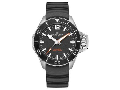 Hamilton Khaki Navy Frogman Automatik Edelstahl 46mm schwarzes Zifferblatt Kautschukband – Herrenuhren Uhr ohne Datum aus Edelstahl und Kautschuk. Das Gehäuse ist rund und silber. Das Kautschuk / Kunststoff / Silikon Armband ist schwarz. Das Zifferblatt ist arabisch Index und schwarz.