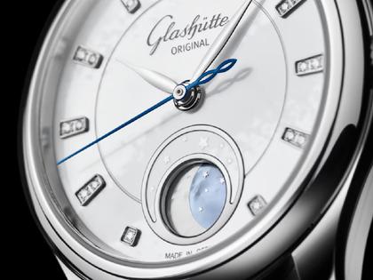Glashütte Original Lady Serenade Luna Automatik Edelstahl 32,5mm weißes Perlmutt-Zifferblatt blaues Lederband – Damenuhren Uhr ohne Datum aus Edelstahl und Leder. Das Gehäuse ist rund und silber. Das Lederarmband Kroko / Alligator ist blau. Das Zifferblatt ist ein Index in weiß. – Ansicht 4