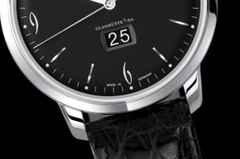 Glashütte Original Sixties Panoramadatum Automatik Edelstahl 42mm schwarzes Zifferblatt schwarzes Lederband – Herrenuhren Uhr mit Datum aus Edelstahl. Das Gehäuse ist rund und silber. Das Lederarmband Kroko / Alligator ist schwarz. Das Zifferblatt ist ein Index in schwarz. – Ansicht 3