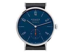Nomos Glashütte Tangente 39 neomatik Nachtblau Automatik Edelstahl 39mm blaues Zifferblatt schwarzes Lederband – Herrenuhren Uhr ohne Datum aus Edelstahl. Das Gehäuse ist rund und silber. Das Lederarmband ist schwarz. Das Zifferblatt ist arabisch Index und blau. – Ansicht 2