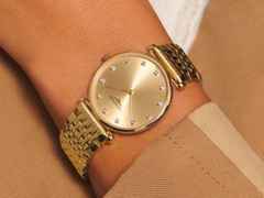 Longines La Grande Classique Quarz Edelstahl Gelbgold-PVD 29mm goldenes Zifferblatt mit Diamanten Metallband – Damenuhren Uhr ohne Datum aus Edelstahl und PVD beschichtet. Das Gehäuse ist rund und roségold. Das vergoldetes Edelstahlarmband ist silber-roségold. Das Zifferblatt ist römisch und schwarz. – Ansicht 6