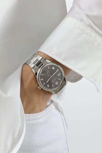Nomos Glashütte Club Sport neomatik 39 Smoke Automatik Edelstahl graues Zifferblatt Metallband Stahlboden – Herrenuhren Uhr ohne Datum aus Edelstahl. Das Gehäuse ist rund und silber. Das Edelstahlarmband ist silber. Das Zifferblatt ist arabisch Index und grau. – Ansicht 6