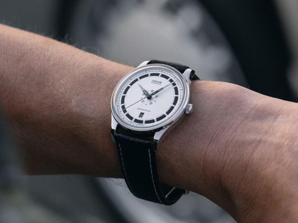 Union Glashütte Noramis Datum Deutschland Klassik 2025 Limitierte Edition Automatik Edelstahl 40mm Felgendesign Zifferblatt schwarzes Lederband – Herrenuhren Uhr mit Datum aus Edelstahl und Leder. Das Gehäuse ist rund und silber. Das Lederarmband ist schwarz. Das Zifferblatt ist ohne Zeichen und schwarz. – Ansicht 10