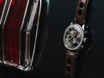 Union Glashütte Noramis Chronograph Sachsen Classic 2022 Limited Edition Automatik Edelstahl 42mm graues Zifferblatt braunes Lederband – Herrenuhren Chronograph aus Edelstahl. Das Gehäuse ist rund und silber. Das Lederarmband ist braun. Das Zifferblatt ist arabisch Index und grau. – Ansicht 7