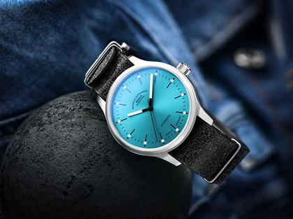 Mühle Glashütte Panova Türkisblau Automatik Edelstahl 40mm schwarzes Lederband – Herrenuhren Uhr ohne Datum aus Edelstahl und Leder. Das Gehäuse ist rund und silber. Das Lederarmband ist schwarz. Das Zifferblatt ist ein Index in blau. – Ansicht 3