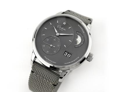 Glashütte Original PanoMaticLunar Automatik Edelstahl 40mm grau Textilband 1-90-02-43-32-66 Full Set mit Garantie Occasion – Herrenuhren Uhr mit Datum aus Edelstahl. Das Gehäuse ist rund und silber. Das Textilarmband ist grau. Das Zifferblatt ist arabisch Index und grau. – Ansicht 4