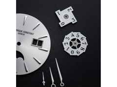 Frederique Constant Manufacture Classic Power Reserve Big Date Automatik Edelstahl 40mm weißes Zifferblatt blaues Lederband – Herrenuhren Uhr mit Datum aus Edelstahl und Leder. Das Gehäuse ist rund und silber. Das Lederarmband Kroko / Alligator ist blau. Das Zifferblatt ist ein Index in weiß. – Ansicht 3