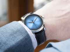 H. Moser & Cie. Endeavour Centre Seconds Concept Funky Blue Automatic Double Hairspring Limited Edition – Herrenuhren Uhr ohne Datum aus Edelstahl. Das Gehäuse ist rund und silber. Das Lederarmband Kroko / Alligator ist grau. Das Zifferblatt ist ein Index in blau. – Ansicht 4