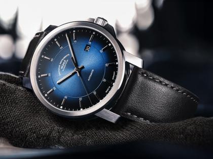 Mühle Glashütte 29er Casual Automatik Edelstahl 42,4mm blaues Zifferblatt braunes Lederband – Herrenuhren Uhr mit Datum aus Edelstahl und Leder. Das Gehäuse ist rund und silber. Das Lederarmband ist blau. Das Zifferblatt ist ein Index in braun. – Ansicht 5