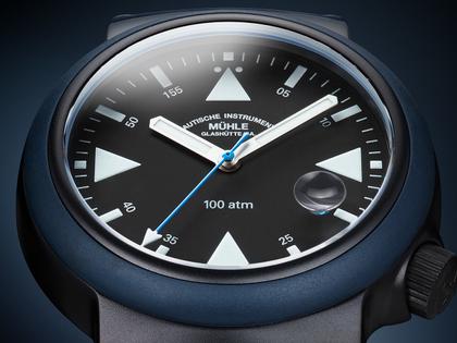 Mühle Glashütte S.A.R. Rescue-Timer Edition 1994 Automatik Edelstahl Schwarz-PVD 42mm schwarzes Zifferblatt blaues Kautschukband – Herrenuhren Uhr mit Datum aus Edelstahl, Kautschuk und PVD beschichtet. Das Gehäuse ist rund und schwarz. Das Kautschuk / Kunststoff / Silikon Armband ist blau. Das Zifferblatt ist ein Index in schwarz. – Ansicht 3