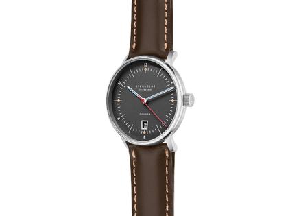 Sternglas Naos Pro Automatik Edelstahl 38mm graues Zifferblatt braunes Lederband – Herrenuhren Uhr mit Datum aus Edelstahl. Das Gehäuse ist rund und silber. Das Lederarmband ist braun. Das Zifferblatt ist arabisch Index und grau. – Ansicht 2