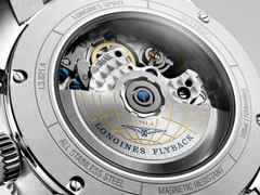 Longines Spirit Flyback Chronograph Automatik Edelstahl 42mm blaues Zifferblatt blaues Synthetikband – Herrenuhren Chronograph aus Edelstahl und Keramik. Das Gehäuse ist rund und silber. Das Textilarmband ist blau. Das Zifferblatt ist arabisch Index und blau. – Ansicht 3