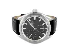 Juwelier Roller Alpiner Regulateur Automatik Edelstahl 45mm schwarz AL-650BBS5E6 Full Set mit Garantie Occasion Neu – Herrenuhren Uhr ohne Datum aus Edelstahl. Das Gehäuse ist rund und silber. Das Lederarmband ist schwarz. Das Zifferblatt ist arabisch Index und schwarz.