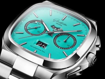 Glashütte Original Seventies Chronograph Panoramadatum Swimming Pool Automatik Edelstahl 40mm türkises Zifferblatt Metallband limitiert – Herrenuhren Chronograph aus 585 Weißgold und Edelstahl. Das Gehäuse ist quadratisch und silber. Das Edelstahlarmband ist silber. Das Zifferblatt ist ein Index in türkis. – Ansicht 3