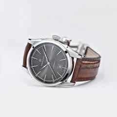 Hamilton American Classic Spirit of Liberty Auto Edelstahl graues Zifferblatt braunes Lederband – Herrenuhren Uhr mit Datum aus Edelstahl. Das Gehäuse ist rund und silber. Das Lederarmband ist braun. Das Zifferblatt ist arabisch Index und grau. – Ansicht 2