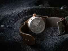 Hamilton Khaki Field The Odyssey Limited Edition Automatik Bronze 42mm schwarzes Zifferblatt braunes Lederband – Herrenuhren Uhr ohne Datum aus Bronze, Leder und Titan. Das Gehäuse ist rund und bronze. Das Lederarmband ist braun. Das Zifferblatt ist ohne Zeichen und schwarz. – Ansicht 7