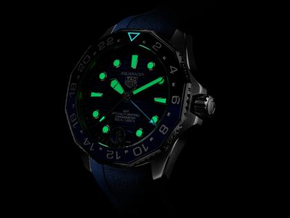 TAG Heuer Aquaracer Professional 300 GMT Automatik Edelstahl 42mm blaues Zifferblatt blaues Kautschukband – Herrenuhren Uhr mit Datum aus Edelstahl und Keramik. Das Gehäuse ist rund und silber. Das Kautschuk / Kunststoff / Silikon Armband ist blau. Das Zifferblatt ist ein Index in blau. – Ansicht 6