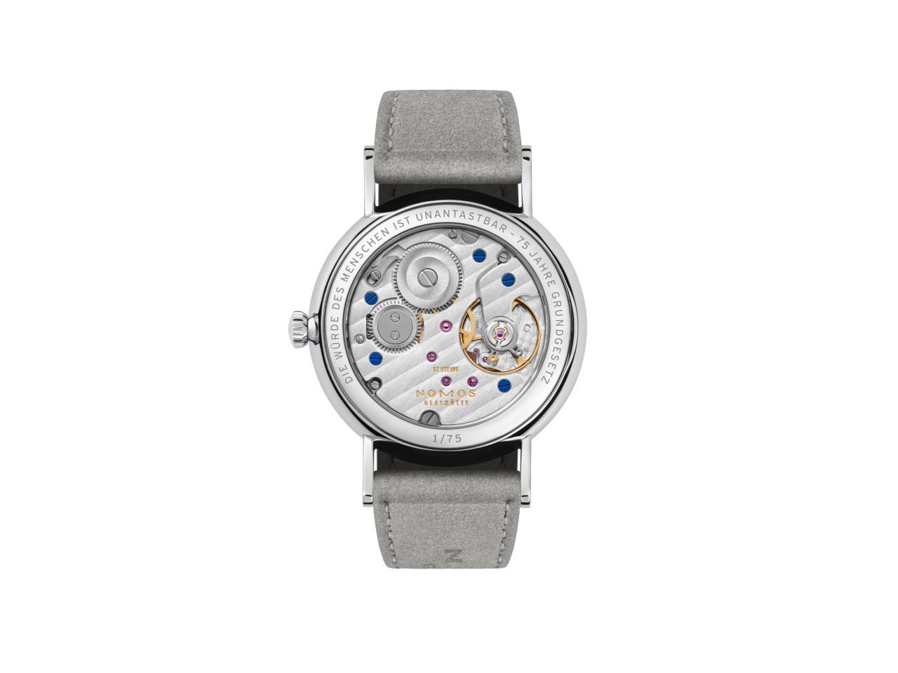 Nomos Glashütte Ludwig 33 75 Jahre Grundgesetz Handaufzug Edelstahl 33mm weißes Zifferblatt graues Lederband limitiert – Damenuhren Uhr ohne Datum aus Edelstahl und Leder. Das Gehäuse ist rund und silber. Das Lederarmband ist grau. Das Zifferblatt ist römisch Index und weiß. – Ansicht 2