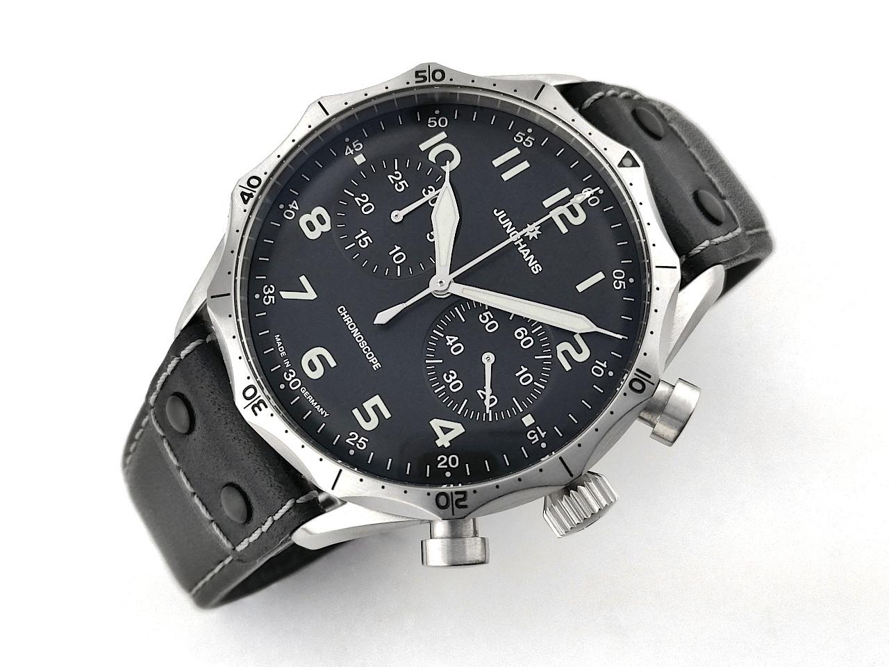 Junghans Meister Pilot Chronoscope Automatik Edelstahl 43mm schwarzes Zifferblatt schwarzes Lederband 27/3590.00 Full Set Occasion – Herrenuhren Chronograph aus Edelstahl. Das Gehäuse ist rund und silber. Das Lederarmband ist schwarz. Das Zifferblatt ist arabisch Index und schwarz. – Ansicht 4