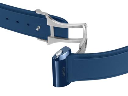 Rado True Square Automatik Skeleton Keramik 38mm blaues Zifferblatt blaues Kautschukband – Herrenuhren Uhr ohne Datum aus Keramik und Titan. Das Gehäuse ist quadratisch und blau. Das Kautschuk / Kunststoff / Silikon Armband ist blau. Das Zifferblatt ist skelettiert und blau. – Ansicht 5