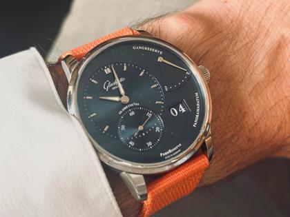 Glashütte Original PanoReserve Handaufzug Edelstahl 40mm blaues Zifferblatt oranges Textilband – Herrenuhren Uhr mit Datum aus Edelstahl. Das Gehäuse ist rund und silber. Das Textilarmband ist orange. Das Zifferblatt ist ein Index in blau. – Ansicht 2