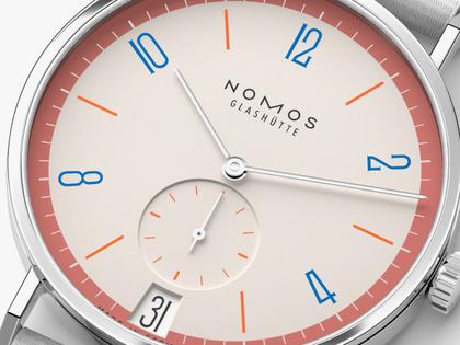 Nomos Glashütte Tangente 38 Datum "175 Years Watchmaking - Love" Handaufzug Edelstahl cremeweißes Zifferblatt graues Textilband Glasboden – Herrenuhren Uhr mit Datum aus Edelstahl. Das Gehäuse ist rund und silber. Das Textilarmband ist grau. Das Zifferblatt ist arabisch Index und beige. – Ansicht 4