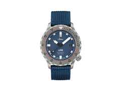 Sinn Spezialuhren U50 B Automatik U-Boot-Stahl 41mm blaues Zifferblatt blaues Textilband – Herrenuhren Uhr mit Datum aus Edelstahl und Metall. Das Gehäuse ist rund und grau. Das Textilarmband ist blau. Das Zifferblatt ist ein Index in blau.