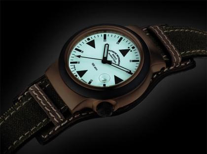Mühle Glashütte S.A.R. Rescue-Timer Bronze Limited Edition Automatik 42mm weißes Zifferblatt schwarzes Kautschukband – Herrenuhren Uhr mit Datum aus Bronze. Das Gehäuse ist rund und roségold. Das Kautschuk / Kunststoff / Silikon Armband ist schwarz. Das Zifferblatt ist ein Index in weiß. – Ansicht 3