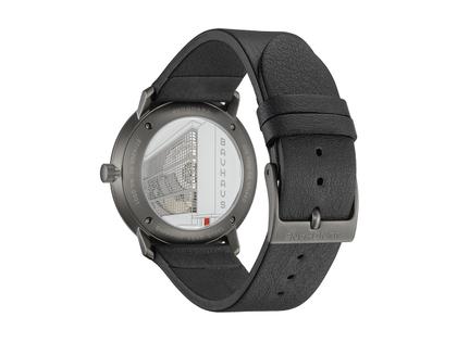 Junghans Max Bill Automatic Bauhaus Edelstahl 38mm schwarzes Zifferblatt schwarzes Lederband – Herrenuhren Uhr mit Datum aus Edelstahl und PVD beschichtet. Das Gehäuse ist rund und schwarz. Das Lederarmband ist schwarz. Das Zifferblatt ist ein Index in schwarz. – Ansicht 2