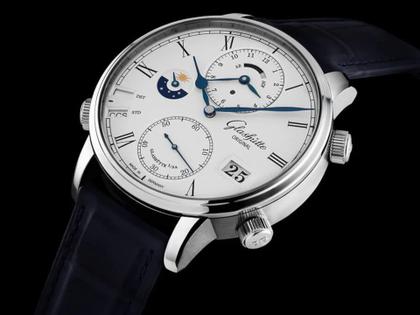 Glashütte Original Senator Cosmopolite Automatik Weißgold 44mm weißes Zifferblatt blaues Lederband – Herrenuhren Uhr mit Datum aus 750 Weißgold. Das Gehäuse ist rund und silber. Das Lederarmband Kroko / Alligator ist blau. Das Zifferblatt ist römisch und weiß. – Ansicht 2
