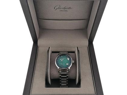 Glashütte Original PanoMaticLunar Automatik Edelstahl 40mm grün Metallband 1-90-02-13-32-70 Full Set Occasion Neu – Herrenuhren Uhr mit Datum aus Edelstahl. Das Gehäuse ist rund und silber. Das Edelstahlarmband ist silber. Das Zifferblatt ist arabisch Index und grün. – Ansicht 5