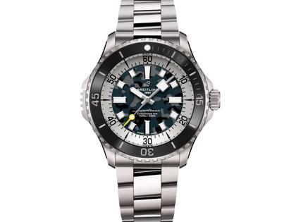 Breitling Superocean Automatic 46 Superdiver Titan blaues Camouflage-Zifferblatt Metallband – Herrenuhren Uhr ohne Datum aus Eisen, Keramik und Titan. Das Gehäuse ist rund und silber. Das Titanarmband ist silber. Das Zifferblatt ist ein Index in blau.
