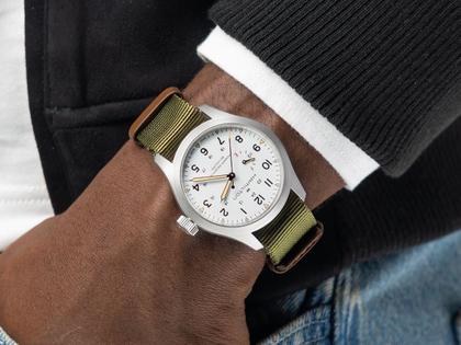 Hamilton Khaki Field Mechanical Power Reserve Handaufzug Edelstahl 40mm weißes Zifferblatt grünes Textilband – Herrenuhren Uhr ohne Datum aus Edelstahl. Das Gehäuse ist rund und silber. Das Textilarmband ist grün. Das Zifferblatt ist arabisch und weiß. – Ansicht 6