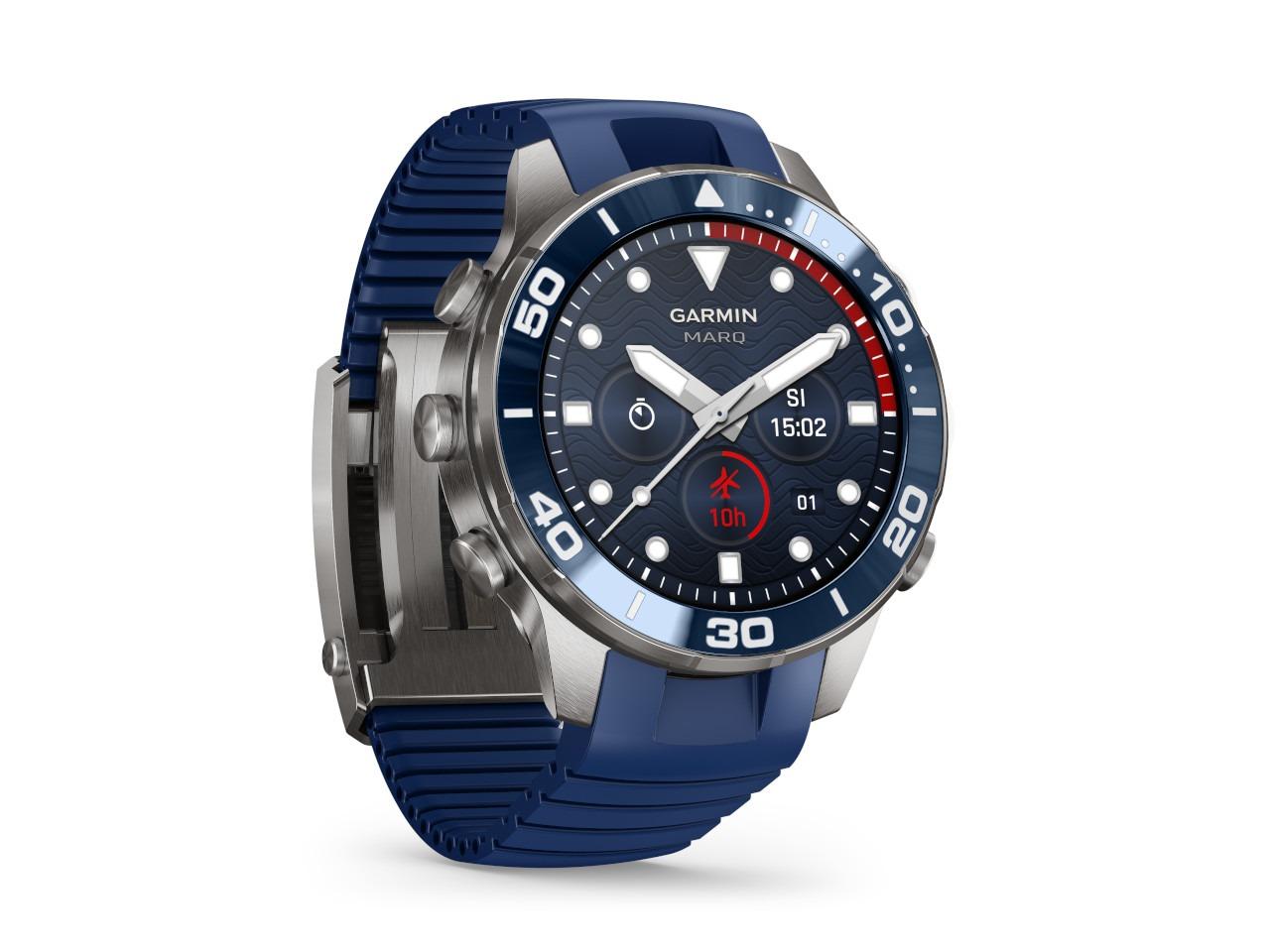 Garmin MARQ Diver Gen 3 Titan 47mm digitales Display blaues Kautschukband – Herrenuhren Uhr Multifunktion aus Kautschuk, Keramik und Titan. Das Gehäuse ist rund und grau. Das Kautschuk / Kunststoff / Silikon Armband ist blau. Der Zifferblatt ist digital. – Ansicht 5