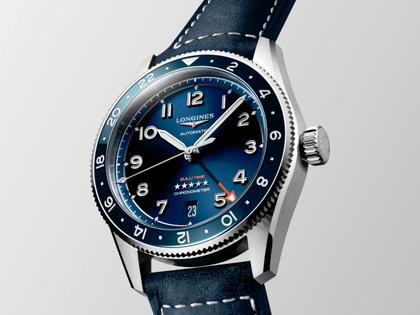 Longines Spirit Zulu Time Automatik Edelstahl 39mm blaues Zifferblatt blaues Lederband – Herrenuhren Uhr mit Datum aus Edelstahl, Keramik und Leder. Das Gehäuse ist rund und silber. Das Lederarmband ist blau. Das Zifferblatt ist arabisch Index und blau. – Ansicht 2