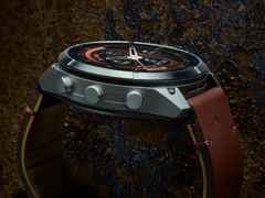 Garmin Fenix 9 Pro inReach Titan 47mm digitales Display braunes Lederband – Herrenuhren Uhr Multifunktion aus Leder und Titan. Das Gehäuse ist rund und grau. Das Lederarmband ist braun. Das Zifferblatt ist digital und schwarz. – Ansicht 6