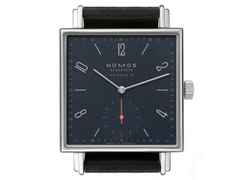 Nomos Glashütte Tetra neomatik 39 Nachtblau Automatik Edelstahl 33mm blaues Zifferblatt schwarzes Lederband – Damenuhren Uhr ohne Datum aus Edelstahl. Das Gehäuse ist quadratisch und silber. Das Lederarmband ist schwarz. Das Zifferblatt ist arabisch Index und blau. – Ansicht 5