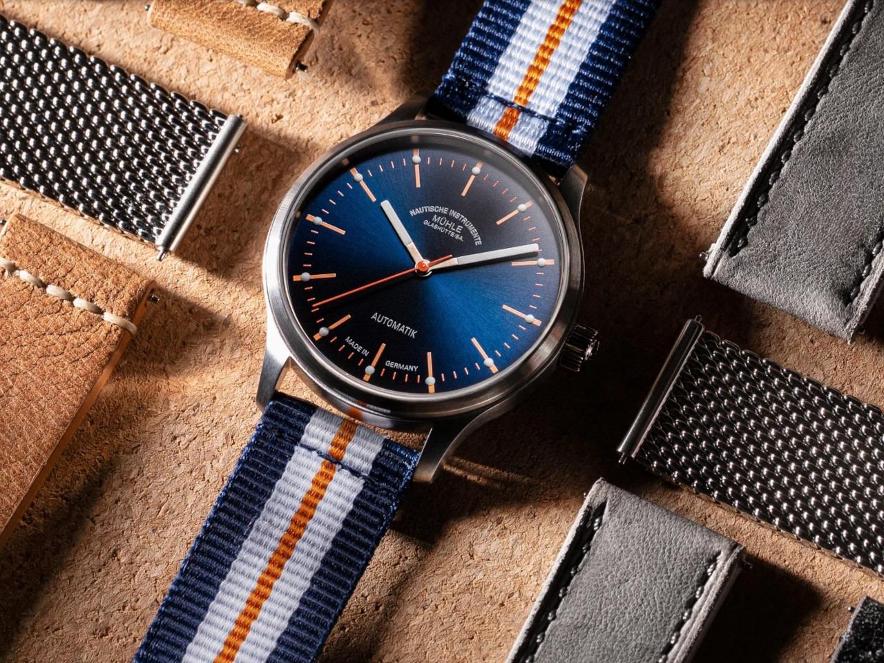 Mühle Glashütte Panova Blau Automatik Edelstahl 40mm blau-weißes Textilband – Herrenuhren Uhr ohne Datum aus Edelstahl und Leder. Das Gehäuse ist rund und silber. Das Textilarmband ist blau. Das Zifferblatt ist ein Index in blau. – Ansicht 4