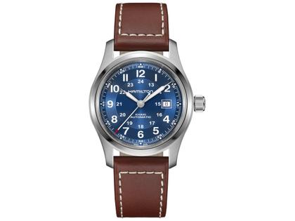 Herrenuhren Uhr ohne Datum aus Edelstahl und Leder. Das Gehäuse ist rund und silber. Das Lederarmband ist braun. Das Zifferblatt ist arabisch und blau.
