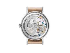 Nomos Glashütte Ludwig neomatik 36 Champagner Automatik Edelstahl beiges Zifferblatt beiges Lederband – Damenuhren Uhr ohne Datum aus Edelstahl. Das Gehäuse ist rund und silber. Das Lederarmband ist beige. Das Zifferblatt ist arabisch Index und beige. – Ansicht 3