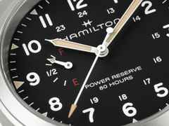 Hamilton Khaki Field Mechanical Power Reserve Handaufzug Edelstahl 40mm schwarzes Zifferblatt Metallband – Herrenuhren Uhr ohne Datum aus Edelstahl. Das Gehäuse ist rund und silber. Das Edelstahlarmband ist silber. Das Zifferblatt ist arabisch und schwarz. – Ansicht 2