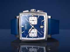 Union Glashütte Averin Chronograph Automatik Edelstahl 41mm blaues Zifferblatt blaues Kautschukband blaues Lederband – Herrenuhren Chronograph aus Edelstahl, Kautschuk und Leder. Das Gehäuse ist quadratisch und silber. Das Lederarmband ist grau. Das Zifferblatt ist ein Index in blau. – Ansicht 6