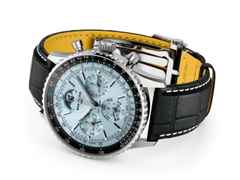 Breitling Navitimer B19 Chronograph 43 Perpetual Calendar Automatik Edelstahl eisblaues Zifferblatt schwarzes Lederband – Herrenuhren Chronograph aus 950 Platin, Edelstahl und Leder. Das Gehäuse ist rund und silber. Das Lederarmband Kroko / Alligator ist schwarz. Das Zifferblatt ist ein Index in blau. – Ansicht 4