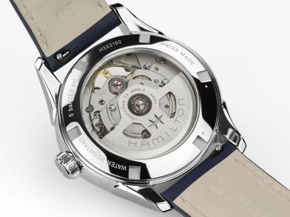 Hamilton Jazzmaster Open Heart Lady Automatik Edelstahl 36mm blaues Zifferblatt blaues Lederband – Damenuhren Uhr ohne Datum aus Edelstahl. Das Gehäuse ist rund und silber. Das Lederarmband ist blau. Das Zifferblatt ist ein Index in blau. – Ansicht 3