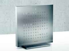 Qlocktwo Earth 13.5 Full Metal mit Aluminiumgehäuse – Großuhren Tischuhr aus Aluminium und Edelstahl. Das Gehäuse ist quadratisch und silber. Das Zifferblatt ist digital und silber. – Ansicht 2