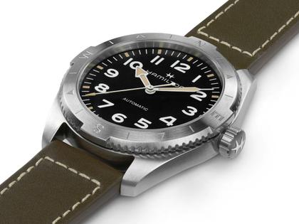Hamilton Khaki Field Expedition Automatik Edelstahl 41mm schwarzes Zifferblatt olivgrünes Lederband – Herrenuhren Uhr ohne Datum aus Edelstahl und Leder. Das Gehäuse ist rund und silber. Das Lederarmband ist grün. Das Zifferblatt ist arabisch und schwarz. – Ansicht 3
