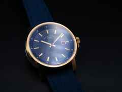Mühle Glashütte 29er Big Bronze Edition 1994 Automatik 42,4mm blaues Zifferblatt blaues Canvasband – Herrenuhren Uhr mit Datum aus Edelstahl. Das Gehäuse ist rund und roségold. Das Textilarmband ist blau. Das Zifferblatt ist ein Index in weiß. – Ansicht 2