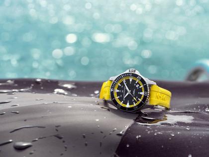 Hamilton Khaki Navy Scuba Auto Edelstahl 40mm schwarzes Zifferblatt gelbes Kautschukband – Herrenuhren Uhr mit Datum aus Edelstahl und Kautschuk. Das Gehäuse ist rund und silber. Das Kautschuk / Kunststoff / Silikon Armband ist gelb. Das Zifferblatt ist arabisch Index und schwarz. – Ansicht 6