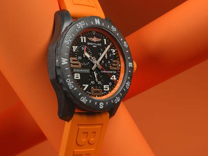 Breitling Endurance Pro 44 Chronograph Quarz Breitlight schwarzes Zifferblatt orangefarbenes Kautschukband – Herrenuhren Chronograph aus Sonstiges. Das Gehäuse ist rund und schwarz. Das Kautschuk / Kunststoff / Silikon Armband ist orange. Das Zifferblatt ist arabisch und schwarz. – Ansicht 3