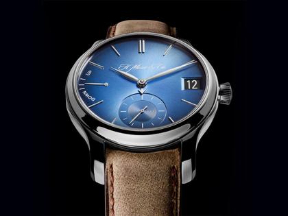 H. Moser & Cie. Endeavour Perpetual Calendar Blau Fumé Handaufzug Weißgold 40,8mm blaues Zifferblatt braunes Lederband – Herrenuhren Uhr mit Kalender aus 750 Weißgold. Das Gehäuse ist rund und silber. Das Lederarmband ist braun. Das Zifferblatt ist ein Index in blau. – Ansicht 3